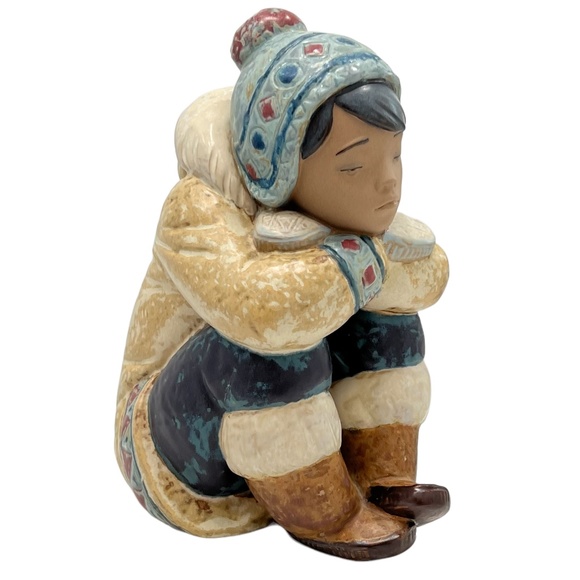 LLADRO PENSIVE ESKIMO BOY FIGURINE - Picture 4 of 16
